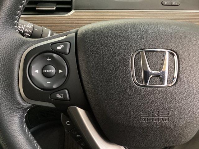 �X�e�A�����O�X�C�b�`�����Ă��܂��̂ŁA�I�[�f�B�I�̃`�����l���ύX�A�{�����[���A�W�������ύX������\�ł��B�n���h�������𗣂������S�ɑ���ł��܂��B