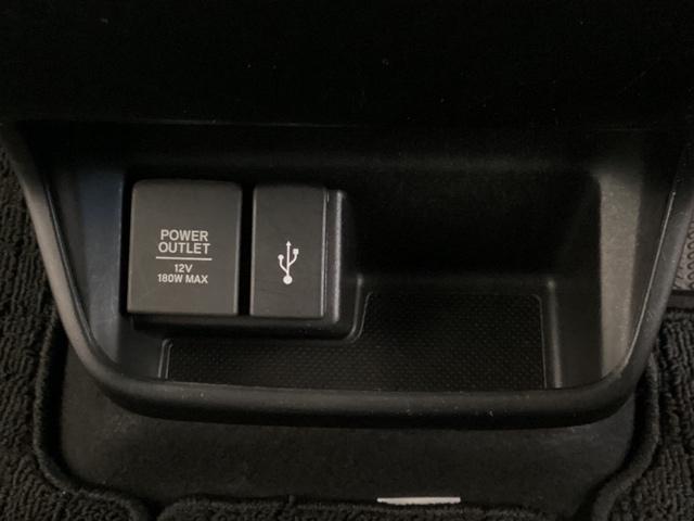 �A�N�Z�T���[�\�P�b�g�͂t�r�a�̃A�_�v�^�[�Ȃǂ�����΁A�X�}�z�̏[�d�ɂ��g���܂��B���ɂ̓i�r�Q�[�V�����p�̊O�����͉\�Ȃt�r�a�[�q�����Ă���A���ӂɂ͕����u����{�b�N�X�����Ă��܂��B