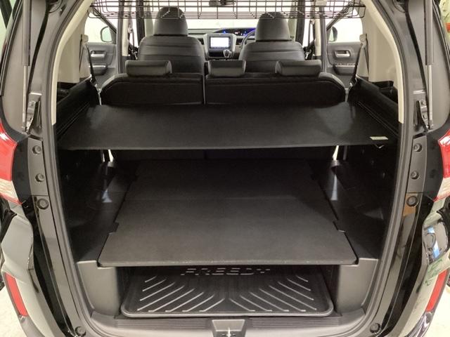 �g�����N�̏��͒ꂪ�[���A�g�����N�{�[�h�Ŏd�؂��Ă��܂��B�g�����N�{�[�h���O���Δw�̍������ו����ڂ��邱�Ƃ��ł��܂��B�t���[�h�{�̃g�����N�́A�T�l�t����Ԃł����낢��ȃA�����W�Őύډ\�ł��B