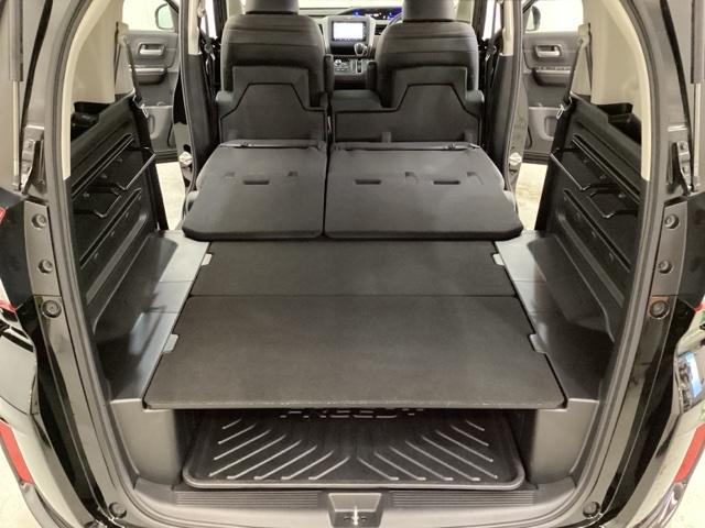 ���A�V�[�g�̍��ʂ������グ�āA���ʂ��������X�y�[�X�ɔw�������|���ďd�˂�_�u���t�H�[���f�B���O�����̗p���Ă��܂��B���A�V�[�g����߂΃t���b�g�ōL�����Q�b�W�X�y�[�X�ɂȂ�܂��B