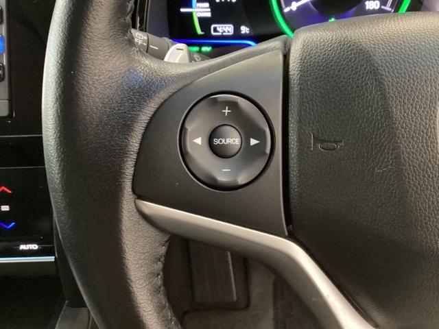 �X�e�A�����O�X�C�b�`�����Ă��܂��̂ŁA�I�[�f�B�I�̃`�����l���ύX�A�{�����[���A�W�������ύX������\�ł��B�n���h�������𗣂������S�ɑ���ł��܂��B