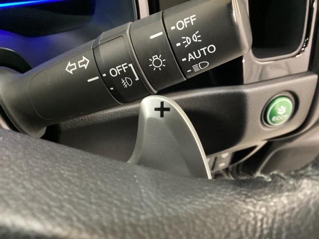 �X�e�A�����O�̗����A���E�Ƀp�h���V�t�g�����Ă��܂��B�E���{�A�����|�̑���ŃV�t�g�`�F���W���s���A�G���W���u���[�L�Ȃǂ̃}�j���A�����삪�ł��܂��B