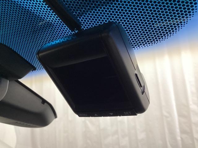 �h���C�u���R�[�_�[���O���̊Ď������Ă���܂��B�Փ˂�}�u���[�L�Ȃǂ����m�����ꍇ�ɁA�L�^���ꂽ���悪������̍ۂɒ��O�̏󋵂�c������菕���ƂȂ�܂��B