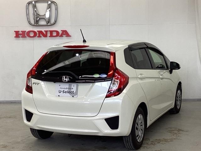 フィット １３Ｇ・Ｆパッケージ　光触媒抗菌消臭施工済　ＥＴＣ　ＵＳＢポート　衝突被害軽減装置　ＷＳＲＳ　ｉストップ　地デジフルセグ　セキュリティー　スマートキープッシュスタート　マニュアルエアコン　ＤＶＤ再生可能　ＶＳＡ　ナビ＆ＴＶ（3枚目）