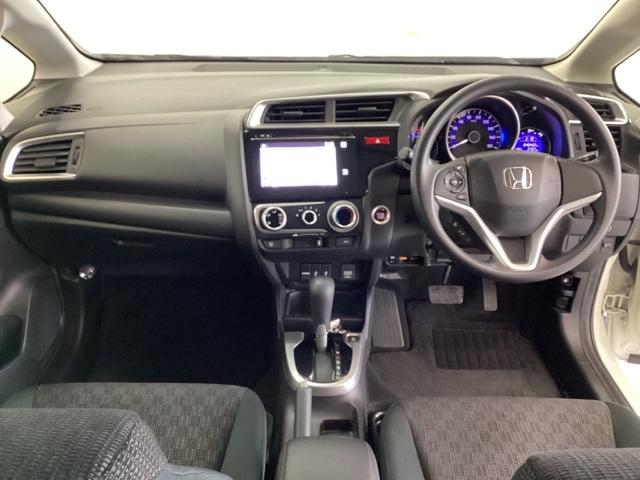 フィット １３Ｇ・Ｆパッケージ　光触媒抗菌消臭施工済　ＥＴＣ　ＵＳＢポート　衝突被害軽減装置　ＷＳＲＳ　ｉストップ　地デジフルセグ　セキュリティー　スマートキープッシュスタート　マニュアルエアコン　ＤＶＤ再生可能　ＶＳＡ　ナビ＆ＴＶ（5枚目）