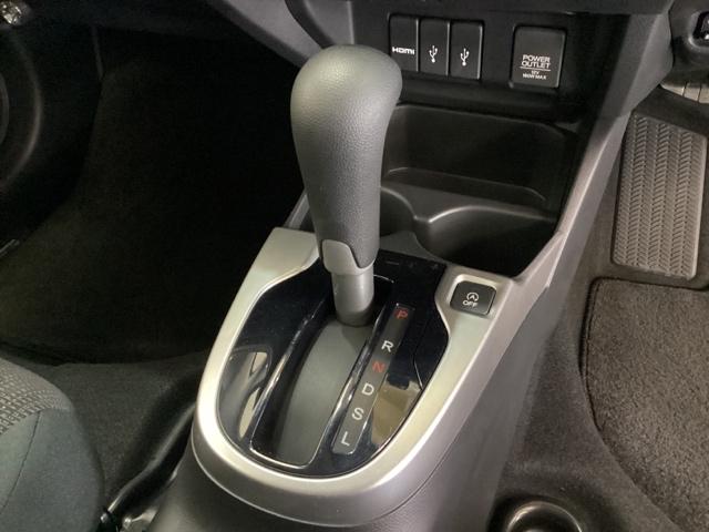 フィット １３Ｇ・Ｆパッケージ　光触媒抗菌消臭施工済　ＥＴＣ　ＵＳＢポート　衝突被害軽減装置　ＷＳＲＳ　ｉストップ　地デジフルセグ　セキュリティー　スマートキープッシュスタート　マニュアルエアコン　ＤＶＤ再生可能　ＶＳＡ　ナビ＆ＴＶ（8枚目）