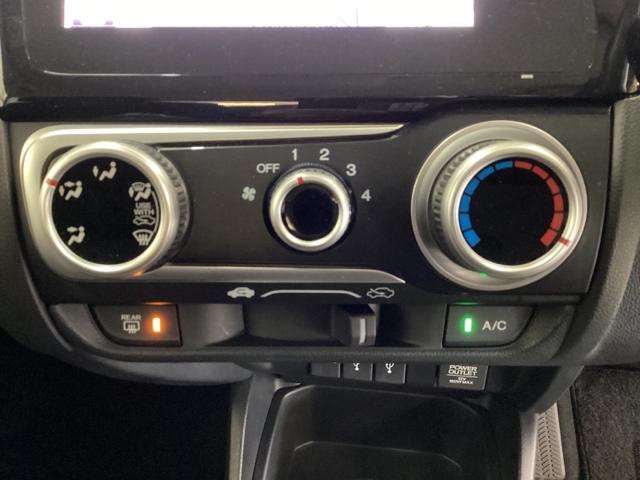 フィット １３Ｇ・Ｆパッケージ　光触媒抗菌消臭施工済　ＥＴＣ　ＵＳＢポート　衝突被害軽減装置　ＷＳＲＳ　ｉストップ　地デジフルセグ　セキュリティー　スマートキープッシュスタート　マニュアルエアコン　ＤＶＤ再生可能　ＶＳＡ　ナビ＆ＴＶ（9枚目）