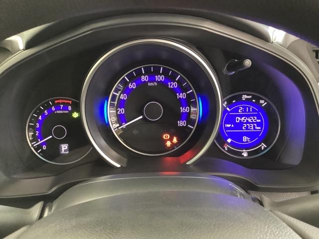 フィット １３Ｇ・Ｆパッケージ　光触媒抗菌消臭施工済　ＥＴＣ　ＵＳＢポート　衝突被害軽減装置　ＷＳＲＳ　ｉストップ　地デジフルセグ　セキュリティー　スマートキープッシュスタート　マニュアルエアコン　ＤＶＤ再生可能　ＶＳＡ　ナビ＆ＴＶ（10枚目）