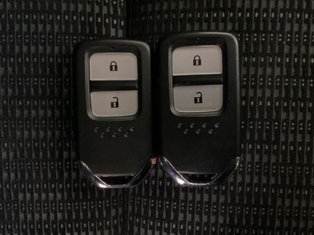 フィット １３Ｇ・Ｆパッケージ　光触媒抗菌消臭施工済　ＥＴＣ　ＵＳＢポート　衝突被害軽減装置　ＷＳＲＳ　ｉストップ　地デジフルセグ　セキュリティー　スマートキープッシュスタート　マニュアルエアコン　ＤＶＤ再生可能　ＶＳＡ　ナビ＆ＴＶ（12枚目）