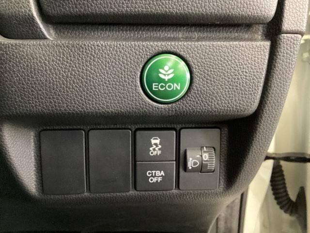 フィット １３Ｇ・Ｆパッケージ　光触媒抗菌消臭施工済　ＥＴＣ　ＵＳＢポート　衝突被害軽減装置　ＷＳＲＳ　ｉストップ　地デジフルセグ　セキュリティー　スマートキープッシュスタート　マニュアルエアコン　ＤＶＤ再生可能　ＶＳＡ　ナビ＆ＴＶ（13枚目）