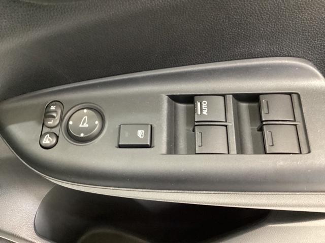 フィット １３Ｇ・Ｆパッケージ　光触媒抗菌消臭施工済　ＥＴＣ　ＵＳＢポート　衝突被害軽減装置　ＷＳＲＳ　ｉストップ　地デジフルセグ　セキュリティー　スマートキープッシュスタート　マニュアルエアコン　ＤＶＤ再生可能　ＶＳＡ　ナビ＆ＴＶ（17枚目）