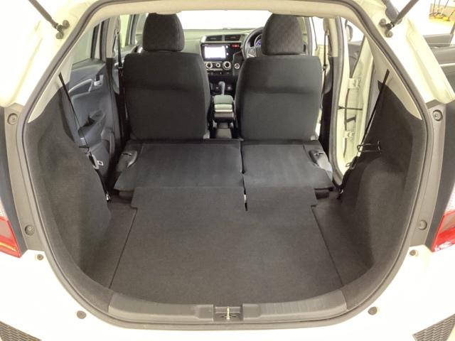 フィット １３Ｇ・Ｆパッケージ　光触媒抗菌消臭施工済　ＥＴＣ　ＵＳＢポート　衝突被害軽減装置　ＷＳＲＳ　ｉストップ　地デジフルセグ　セキュリティー　スマートキープッシュスタート　マニュアルエアコン　ＤＶＤ再生可能　ＶＳＡ　ナビ＆ＴＶ（20枚目）