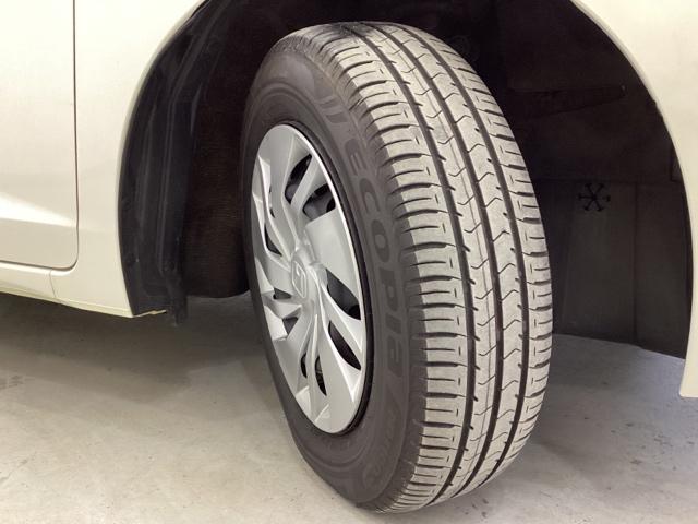 フィット １３Ｇ・Ｆパッケージ　光触媒抗菌消臭施工済　ＥＴＣ　ＵＳＢポート　衝突被害軽減装置　ＷＳＲＳ　ｉストップ　地デジフルセグ　セキュリティー　スマートキープッシュスタート　マニュアルエアコン　ＤＶＤ再生可能　ＶＳＡ　ナビ＆ＴＶ（22枚目）