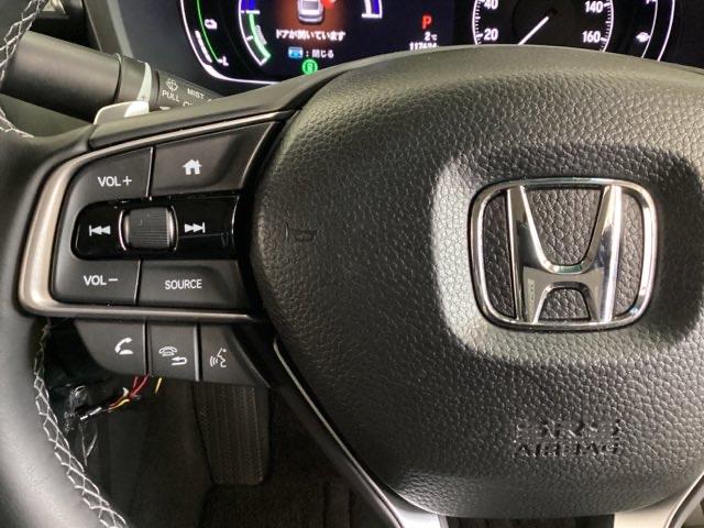 �X�e�A�����O�X�C�b�`�̓I�[�f�B�I�̃{�����[���Ȃǂ̑���X�C�b�`�̑��ɁA���t�g�Z���N�^�[�z�C�[���𑕔��B���������w��ŏ㉺�ɓ��������ƂŁA�}���`�C���t�H���[�V�����E�f�B�X�v���C�̊e�\�����m�F�ł��܂��B