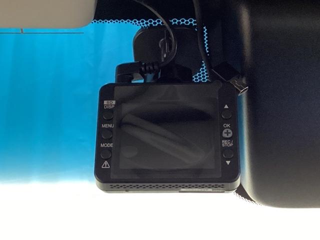 �h���C�u���R�[�_�[�i�ЊO�i�j���O���̊Ď������Ă���܂��B�Փ˂�}�u���[�L�Ȃǂ����m�����ꍇ�ɁA�L�^���ꂽ���悪������̍ۂɒ��O�̏󋵂�c������菕���ƂȂ�܂��B