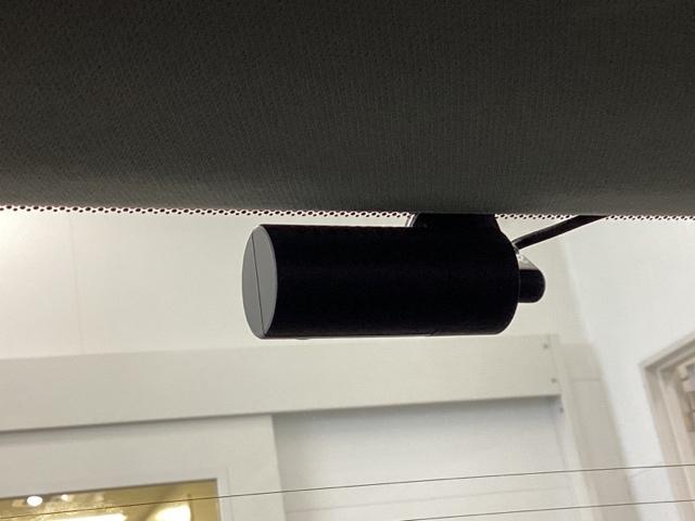 ����ɂ��h���C�u���R�[�_�[�̃J�����i�ЊO�i�j���t���Ă��܂��B�O�㗼���ł��Ԃ̎�����Ď��E�L�^�������܂��B