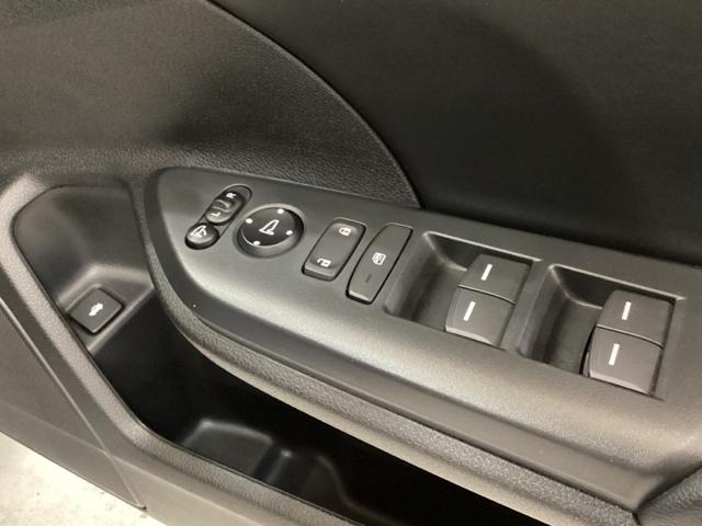 �n���h���̉E���ɓd���i�[�t���p���[�~���[�̑���X�C�b�`�����Ă��܂��B���E�̃T�C�h�~���[�̊p�x���߂����������ł��ĕ֗��ł��B�p���[�E�C���h�E�͉^�]�ȂŃh�A�S���Ƃ��㉺�̑��삪�ł���悤�ɂȂ��Ă��܂��B