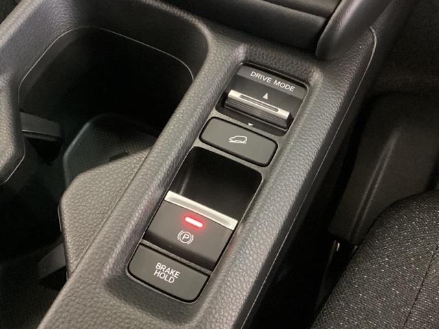 �Z���N�^�[�m�u�̉��ɁA�R�̈قȂ���������y���߂�h���C�u���[�h�X�C�b�`�����Ă��܂��B��ʓ��A�X�|�[�c���s�A�G�R���s�ȂǁA�V�[���ɍ��킹�čœK�ȉ��������y���߂�h���C�u���[�h�X�C�b�`�ł��B