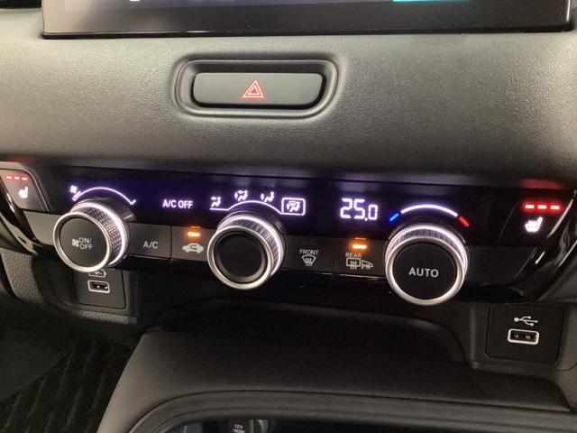 �I�[�g�G�A�R�������Ă܂��̂ŁA�ȒP����ŉ��K�ɉ߂����܂��B���A�M���̃X�C�b�`�̒��ɃT�C�h�~���[�q�[�^�[�������Ă��܂��B�p�l�����̃V�[�g�q�[�^�[�X�C�b�`�͑O�Ȃ̍��E�ʁX�ɂR�i�K�ŉ��x�ݒ肪�ł��܂��B