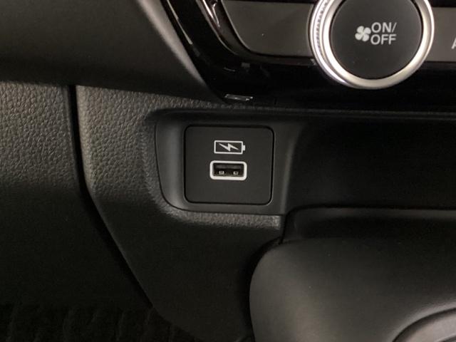 �G�A�R������p�l���̉��ɁA�X�}�[�g�t�H���Ȃǂ̏[�d�\�Ȃt�r�a�[�q�ƁA�����Ȃǂ̊O�����͂̉\�Ȃt�r�a�[�q�����Ă��܂��B�ړ����ɏ[�d���ł���̂ŕ֗��ł��B