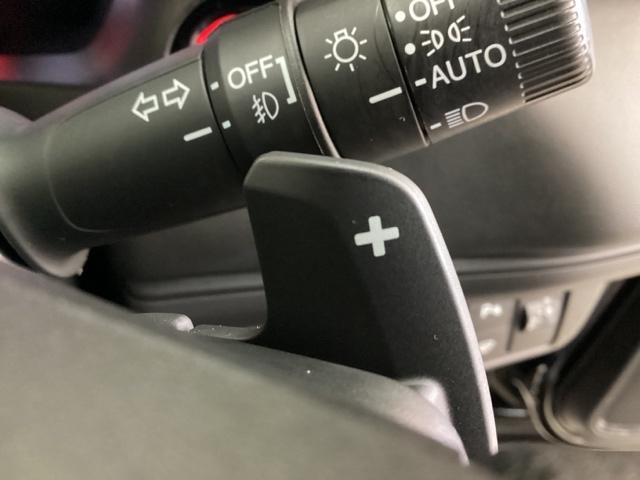 �X�e�A�����O�z�C�[���E���̌����Z���N�^�[�́A���E�Ɏ��t����ꂽ�Q�̃p�h���X�C�b�`�Ō����̋����𒲐��B�����́u�|�v�𑀍삷��ƌ����������A�E���́u�{�v�𑀍삷��ƌ������キ���邱�Ƃ��ł��܂��B