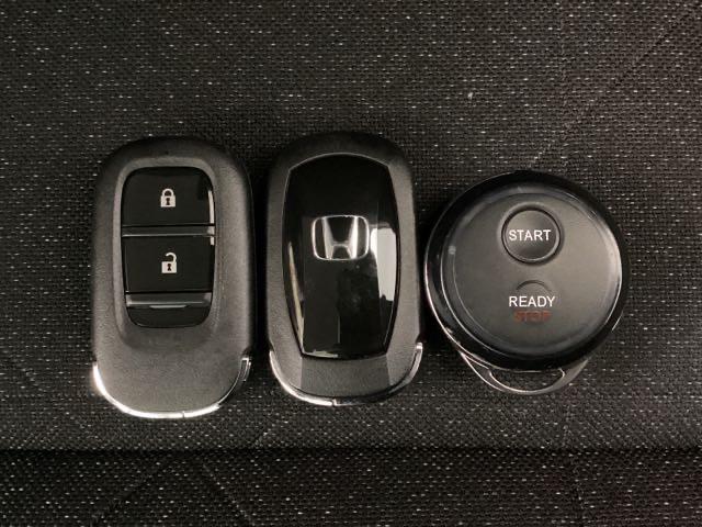 �X�}�[�g�L�[�𑕔����Ă��܂��B�����������ނ��ƂȂ��h�A���b�N�̊J���߂ƁA�X�^�[�g�{�^������ł̃G���W���X�^�[�g���ł��܂��B�����āA���������R���G���W���X�^�[�^�[�p�̑���L�[�����Ă��܂��B