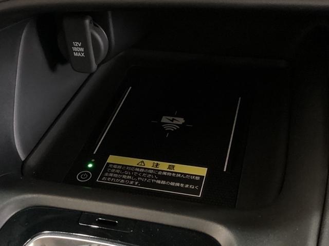 �Z���^�[�R���\�[���ɂ̓��C�����X�[�d��𑕔����Ă܂��B�p���i�`�[�j�K�i�Ή��̃X�}�[�g�t�H���Ȃǂ�u�������Ń��C�����X�ŏ[�d�\�ł��B�܂��X�}�[�g�t�H���̏[�d�\�Ȃt�r�a�[�q�Ȃǂ��ʓr�������Ă��܂��B