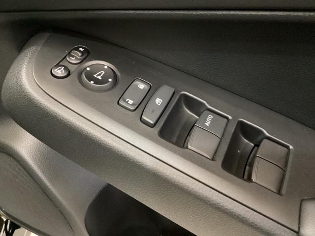 �n���h���̉E���ɓd���i�[�t���p���[�~���[�̑���X�C�b�`�����Ă��܂��B���E�̃T�C�h�~���[�̊p�x���߂����������ł��ĕ֗��ł��B�p���[�E�C���h�E�͉^�]�ȂŃh�A�S���Ƃ��㉺�̑��삪�ł���悤�ɂȂ��Ă��܂��B