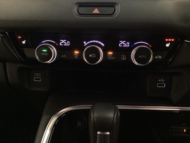 ヴェゼル ｅ：ＨＥＶＺ　いまコレ＋新品・リモコンエンジンスターター付　光触媒抗菌消臭施工済　ＥＴＣ装備　パワーリアゲート　スマートキ－　キーフリーシステム　ＵＳＢポート　ドラレコ付き　アクティブクルーズ　ＬＥＤライト　Ｂカメ（13枚目）