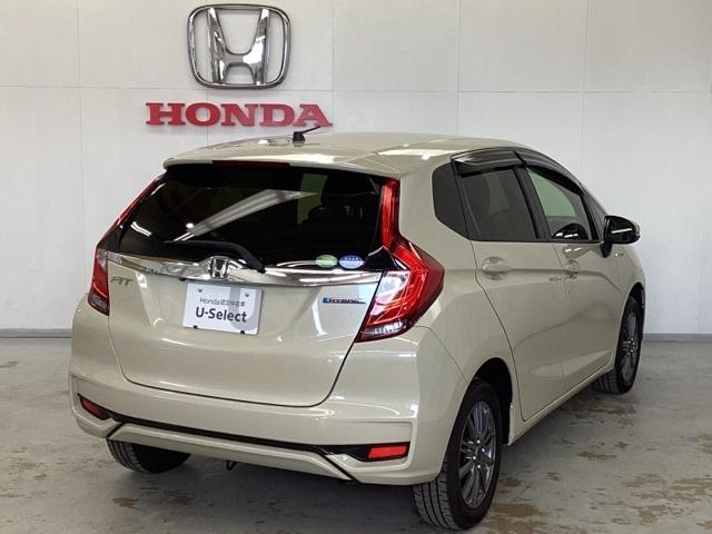 フィットハイブリッド Ｆコンフォートエディション　光触媒抗菌消臭施工済　シートヒーター　ＥＴＣ　Ｂｌｕｅｔｏｏｔｈ　フルセグＴＶ　盗難防止システム　アイドリングストップ　スマートキー　バックカメラ　４ＷＤ　ミュージックプレイヤー接続可（3枚目）