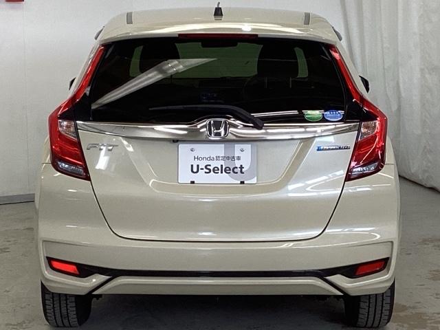 フィットハイブリッド Ｆコンフォートエディション　光触媒抗菌消臭施工済　シートヒーター　ＥＴＣ　Ｂｌｕｅｔｏｏｔｈ　フルセグＴＶ　盗難防止システム　アイドリングストップ　スマートキー　バックカメラ　４ＷＤ　ミュージックプレイヤー接続可（4枚目）