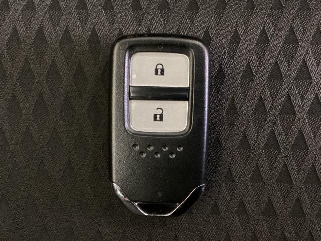 フィットハイブリッド Ｆコンフォートエディション　光触媒抗菌消臭施工済　シートヒーター　ＥＴＣ　Ｂｌｕｅｔｏｏｔｈ　フルセグＴＶ　盗難防止システム　アイドリングストップ　スマートキー　バックカメラ　４ＷＤ　ミュージックプレイヤー接続可（12枚目）