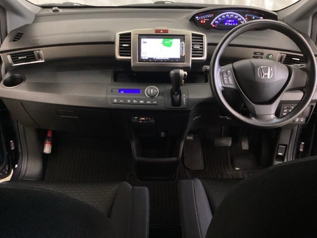 �ԓ��͌��G�}�R�ۏ��L�{�H�ςł��B�X�^�C���b�V���ȃf�U�C���ŃX�|�[�e�B�ȃC���p�l��������o���܂��B�O���[�u�{�b�N�X��J�b�v�z���_�[�̂ق��Ƀg���[�Ȃǂ�������̎��[�X�y�[�X���t���Ă��܂��B