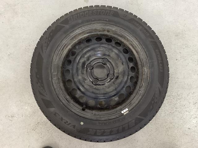 フィット ｅ：ＨＥＶホーム　中古スタッドレスタイヤ・純正メモリーナビ・ドライブレコーダー前後装着＋ＥＴＣ付　当社デモカー　レーダークルーズコントロール　踏み間違い防止装置　Ｂｌｕｅｔｏｏｔｈ対応　ＵＳＢポート　ＤＶＤ　キーフリー（3枚目）