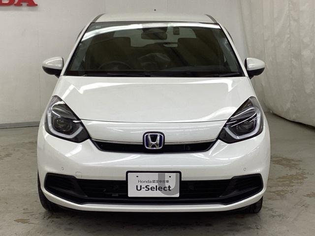 フィット ｅ：ＨＥＶホーム　中古スタッドレスタイヤ・純正メモリーナビ・ドライブレコーダー前後装着＋ＥＴＣ付　当社デモカー　レーダークルーズコントロール　踏み間違い防止装置　Ｂｌｕｅｔｏｏｔｈ対応　ＵＳＢポート　ＤＶＤ　キーフリー（4枚目）