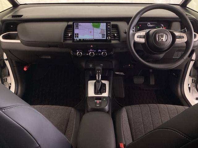 フィット ｅ：ＨＥＶホーム　中古スタッドレスタイヤ・純正メモリーナビ・ドライブレコーダー前後装着＋ＥＴＣ付　当社デモカー　レーダークルーズコントロール　踏み間違い防止装置　Ｂｌｕｅｔｏｏｔｈ対応　ＵＳＢポート　ＤＶＤ　キーフリー（7枚目）