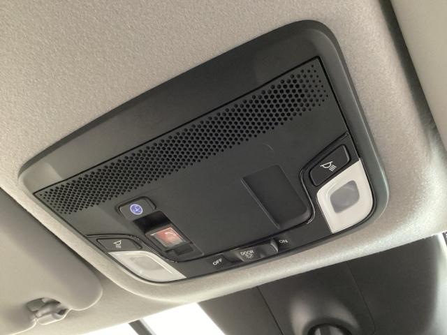 フィット ｅ：ＨＥＶホーム　中古スタッドレスタイヤ・純正メモリーナビ・ドライブレコーダー前後装着＋ＥＴＣ付　当社デモカー　レーダークルーズコントロール　踏み間違い防止装置　Ｂｌｕｅｔｏｏｔｈ対応　ＵＳＢポート　ＤＶＤ　キーフリー（8枚目）