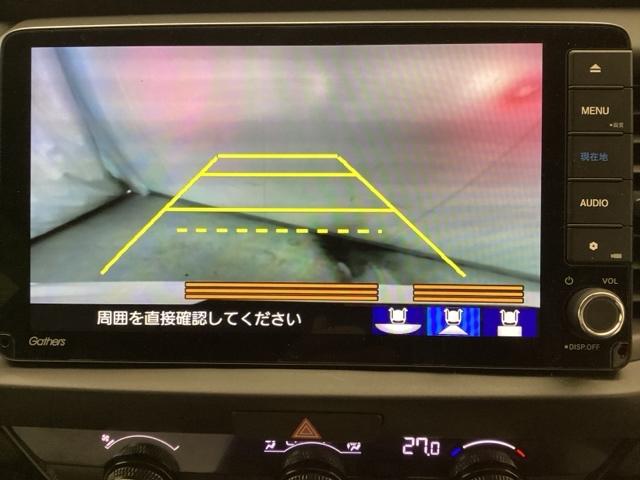 フィット ｅ：ＨＥＶホーム　中古スタッドレスタイヤ・純正メモリーナビ・ドライブレコーダー前後装着＋ＥＴＣ付　当社デモカー　レーダークルーズコントロール　踏み間違い防止装置　Ｂｌｕｅｔｏｏｔｈ対応　ＵＳＢポート　ＤＶＤ　キーフリー（10枚目）