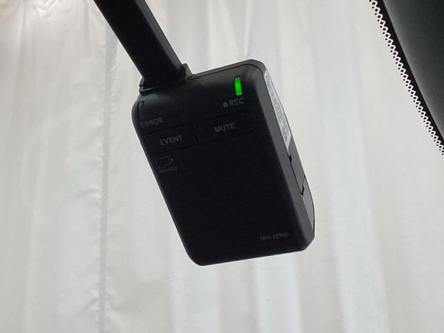 フィット ｅ：ＨＥＶホーム　中古スタッドレスタイヤ・純正メモリーナビ・ドライブレコーダー前後装着＋ＥＴＣ付　当社デモカー　レーダークルーズコントロール　踏み間違い防止装置　Ｂｌｕｅｔｏｏｔｈ対応　ＵＳＢポート　ＤＶＤ　キーフリー（20枚目）