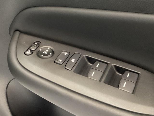 フィット ｅ：ＨＥＶホーム　中古スタッドレスタイヤ・純正メモリーナビ・ドライブレコーダー前後装着＋ＥＴＣ付　当社デモカー　レーダークルーズコントロール　踏み間違い防止装置　Ｂｌｕｅｔｏｏｔｈ対応　ＵＳＢポート　ＤＶＤ　キーフリー（24枚目）