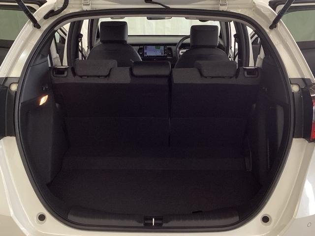 フィット ｅ：ＨＥＶホーム　中古スタッドレスタイヤ・純正メモリーナビ・ドライブレコーダー前後装着＋ＥＴＣ付　当社デモカー　レーダークルーズコントロール　踏み間違い防止装置　Ｂｌｕｅｔｏｏｔｈ対応　ＵＳＢポート　ＤＶＤ　キーフリー（27枚目）