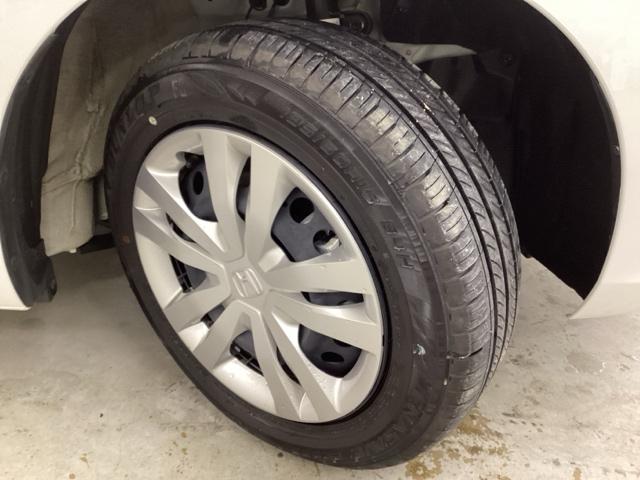 フィット ｅ：ＨＥＶホーム　中古スタッドレスタイヤ・純正メモリーナビ・ドライブレコーダー前後装着＋ＥＴＣ付　当社デモカー　レーダークルーズコントロール　踏み間違い防止装置　Ｂｌｕｅｔｏｏｔｈ対応　ＵＳＢポート　ＤＶＤ　キーフリー（30枚目）