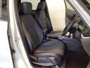 広い足元にゆったり座れるシートには肘掛けも装備しており長距離の運転でも疲れにくくなってます。女性でも運転がしやすいように、シートの高さ調整機能（シートリフター）がついています。