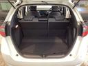 ラゲッジも広く使いやすいトランクは、開口部も広く荷物の積み下ろしもしやすいお車となっております。リアシートの背もたれは６：４の割合で分割して可倒できるので、長いお荷物などを載せることもできます。