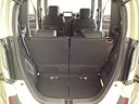 開口部も広く荷物の積み下ろしもしやすいお車となっております。シートの背もたれは５：５の割合で背もたれを可倒でき、前後のシートスライドもできるので荷室をひろげることができます。