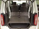 リアシートの背もたれを倒してさらに広々としたトランクスペースになります。段差も少なく荷物の出し入れもしやすくなっています。