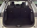 ラゲッジも広く使いやすいトランクは、開口部も広く荷物の積み下ろしもしやすいお車となっております。リアシートの背もたれは6:4の割合で分割して可倒できるので、長いお荷物などを載せることもできます。