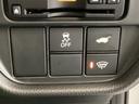 ハンドルの右下にHondaセンシング用のVSA解除スイッチとパワーテールゲートスイッチがついています。パワーテールゲートスイッチは車内からでもテールゲートの開け閉めを電動でできます。