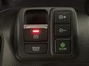 セレクトレバーの右に電子制御パーキングブレーキがあります。スイッチひとつで、停車した地点の傾斜などをシステムが検知・判断してブレーキ力を自動的に制御し、しっかり停車できるパーキングシステムです。