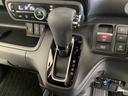 CVT車のセレクトレバーです。低速から高速まで、変速ショックのないスムーズな走りと、エンジン効率のよい領域を維持して燃費にも貢献します。サイドブレーキはスイッチ操作の電子制御パーキングブレーキです。